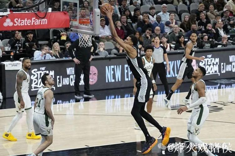 奎塔持球突入内线双手暴扣，扣篮前吐舌热血庆祝